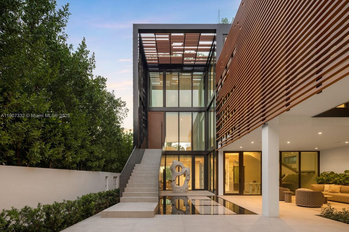 Exterior, Facade, Modern