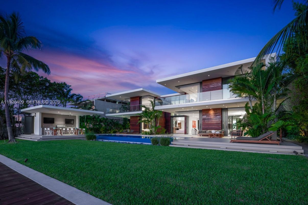 Backyard, Exterior, Facade, Pool, Modern