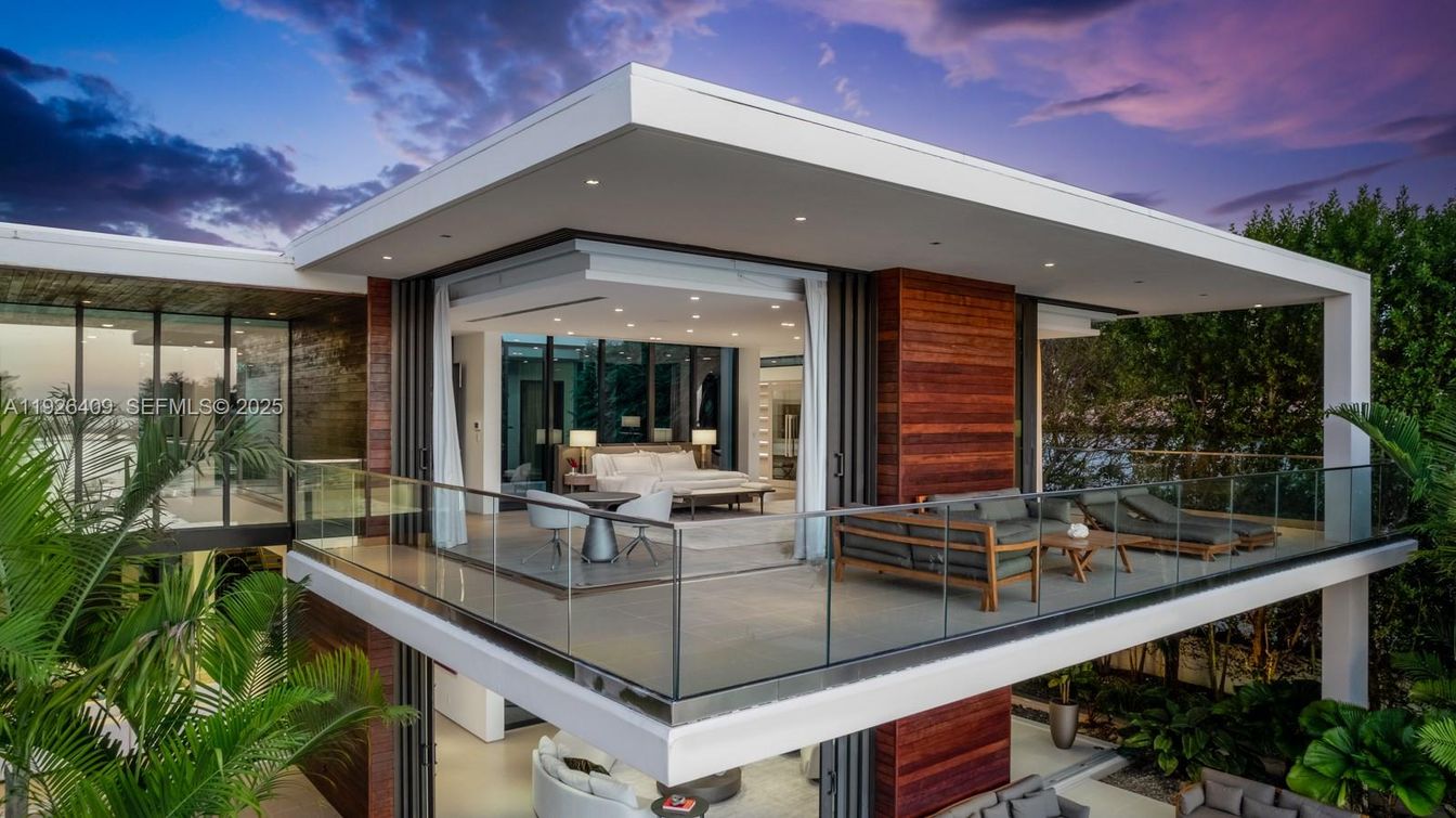 Exterior, Facade, Modern