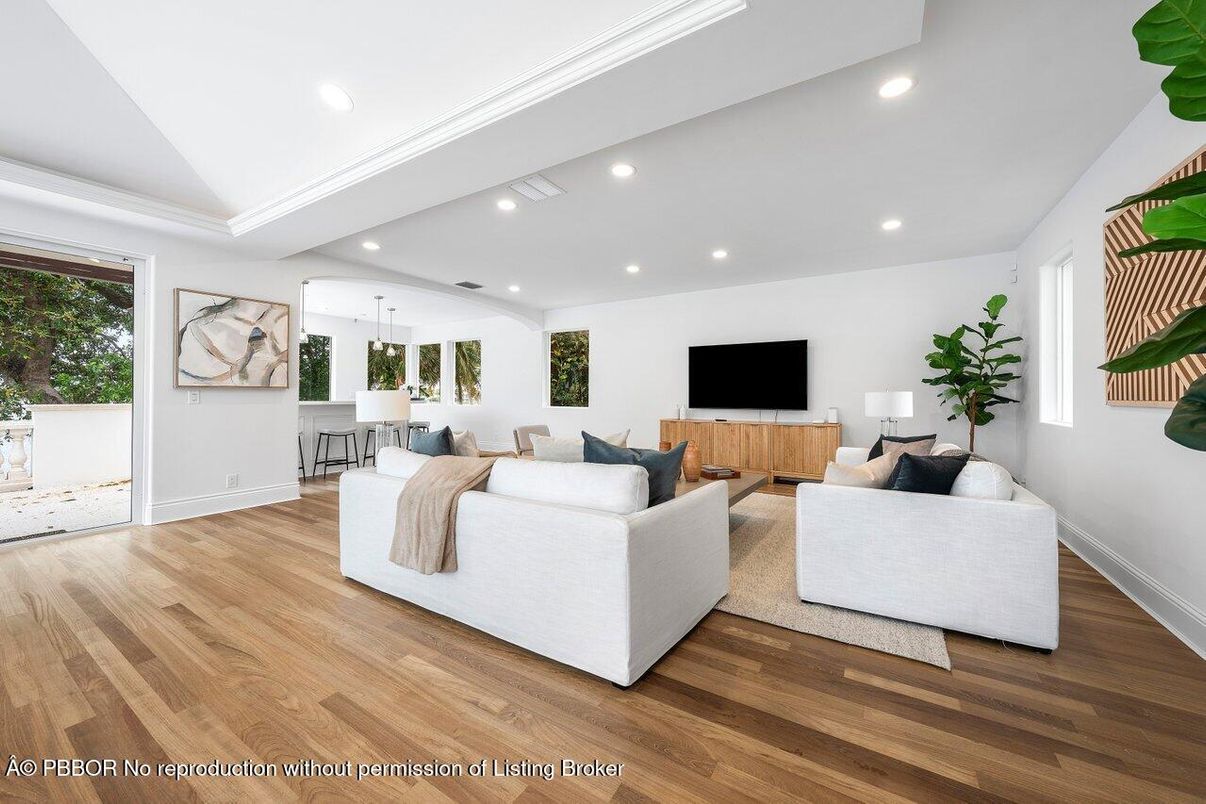 Interior, Living room, Pendant Lights, Recessed Lighting, Wood Texture Flooring