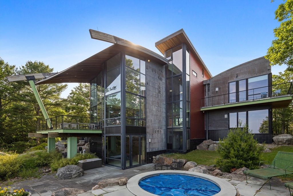 Exterior, Facade, Pool, Modern