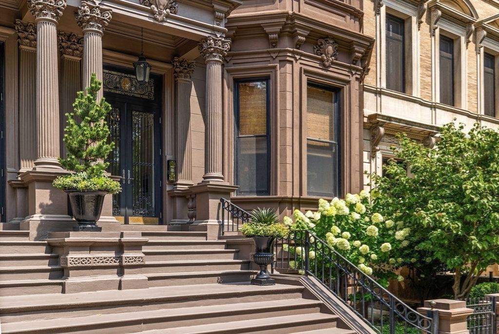 Exterior, Facade, Brownstone
