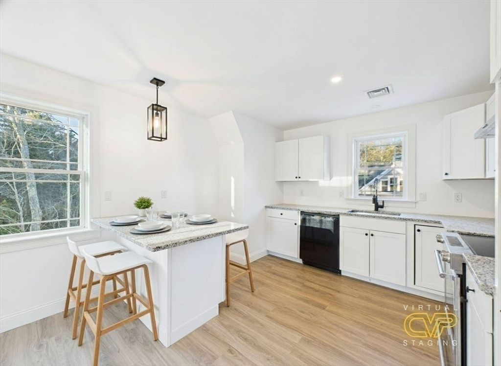 Dining room, Interior, Kitchen, Pendant Lights, Recessed Lighting, Wood Texture Flooring