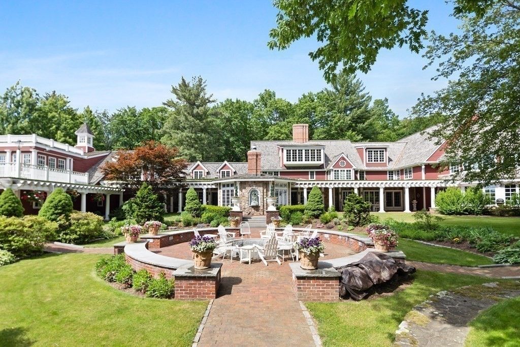 Backyard, Exterior, Facade, Queen Anne Victorian