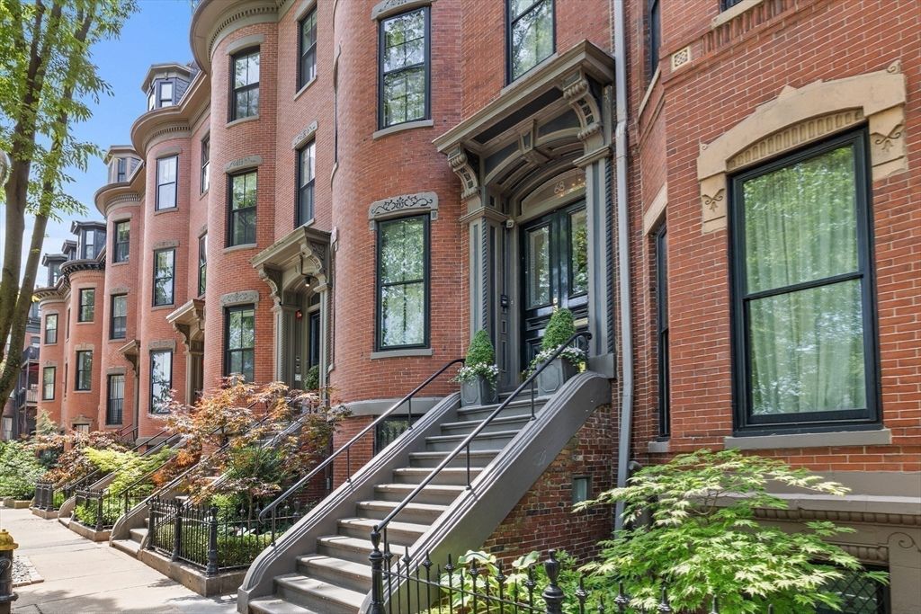 Exterior, Facade, Brick Facade, Rowhouse