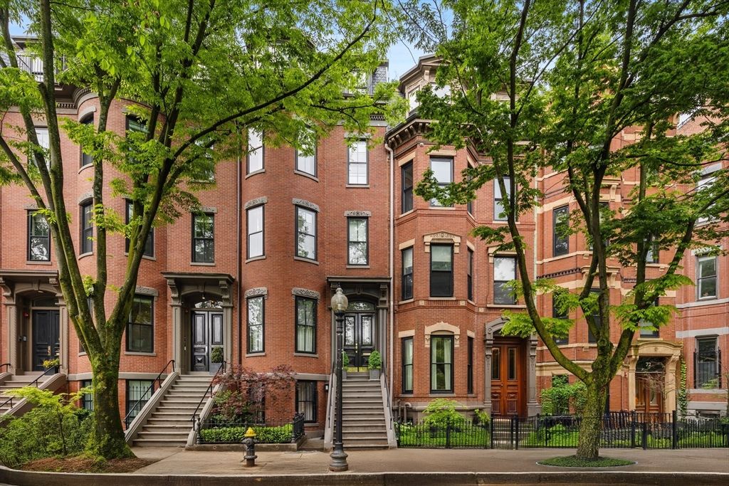 Exterior, Facade, Brick Facade, Rowhouse