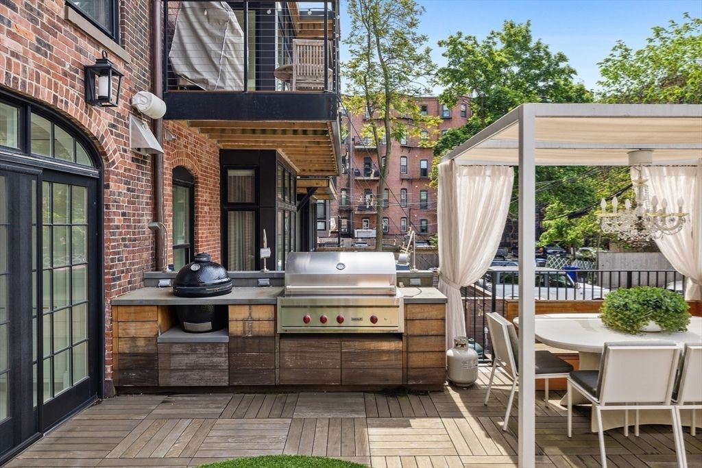Exterior, Outdoor Kitchen