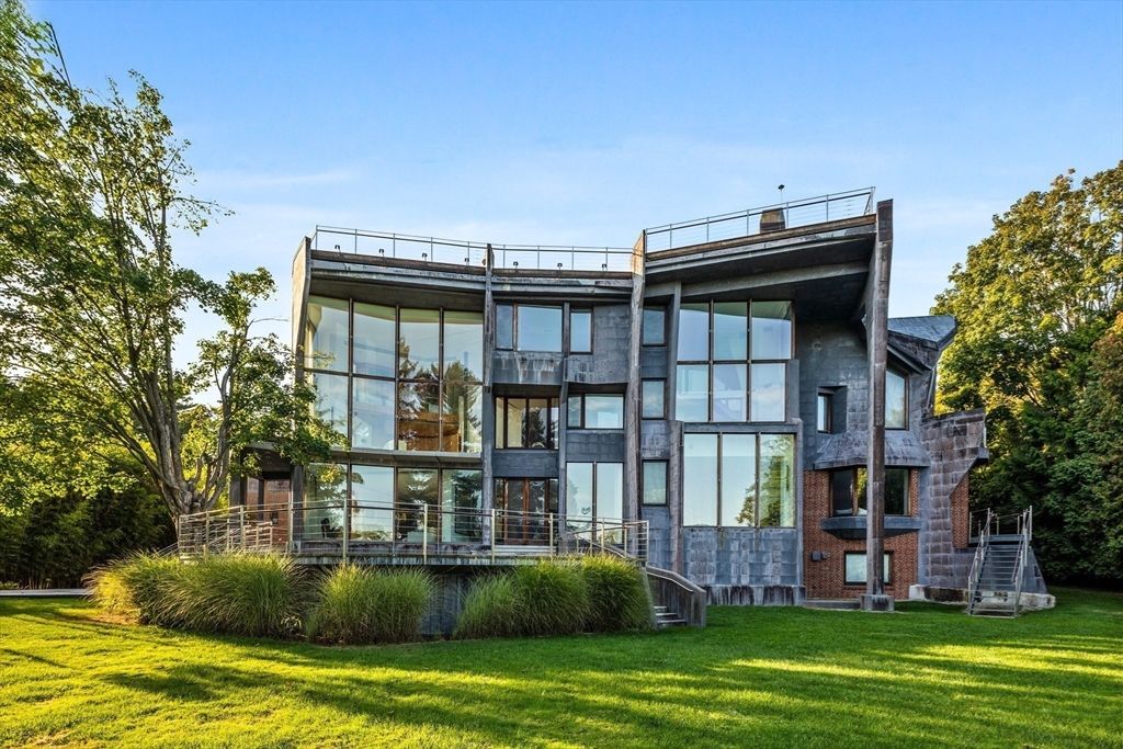 Backyard, Exterior, Facade, Brick Facade, Modern