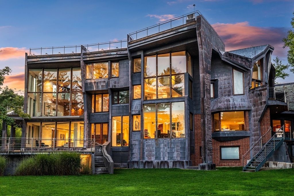 Backyard, Exterior, Facade, Brick Facade, Modern