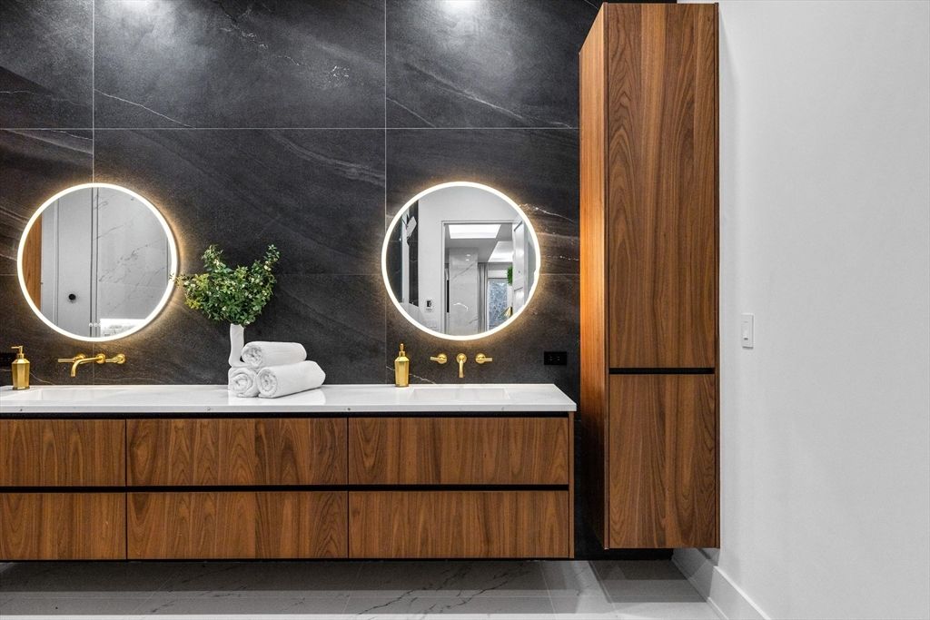 Bathroom, Dual Sink Vanities, Interior