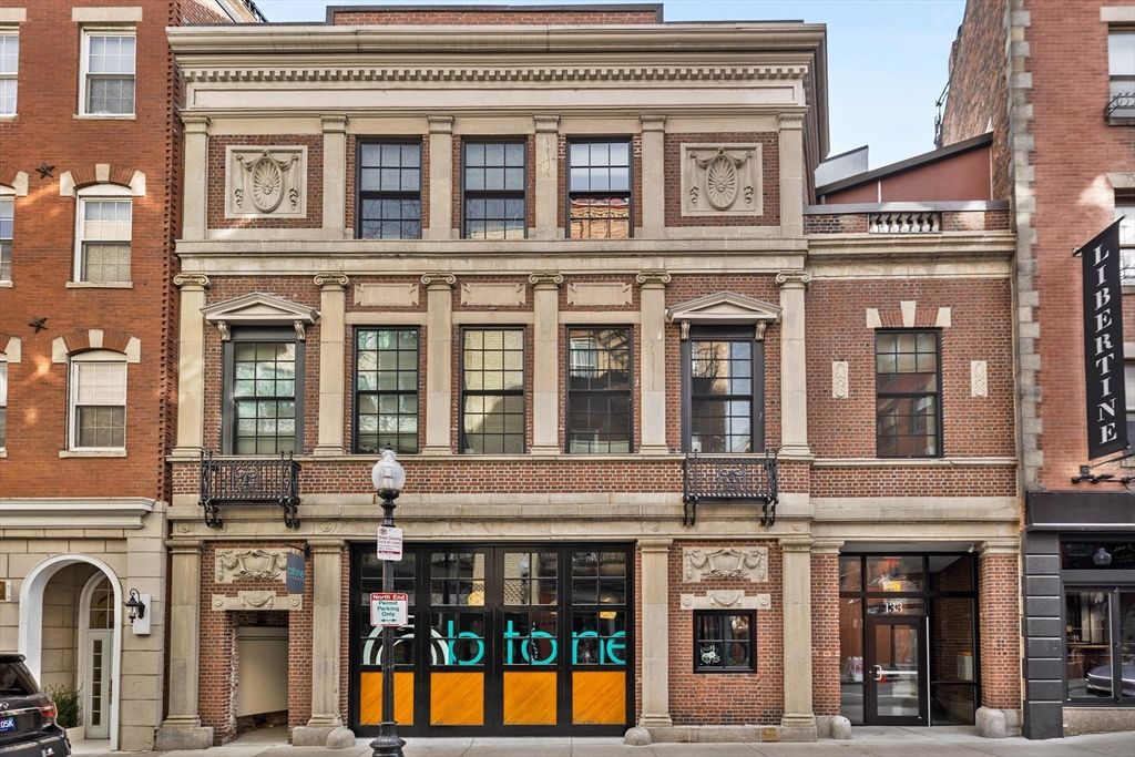 Exterior, Facade, Brick Facade, Rowhouse