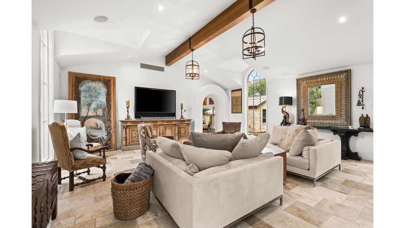 Interior, Living room, Pendant Lights, Recessed Lighting, Wooden Beams