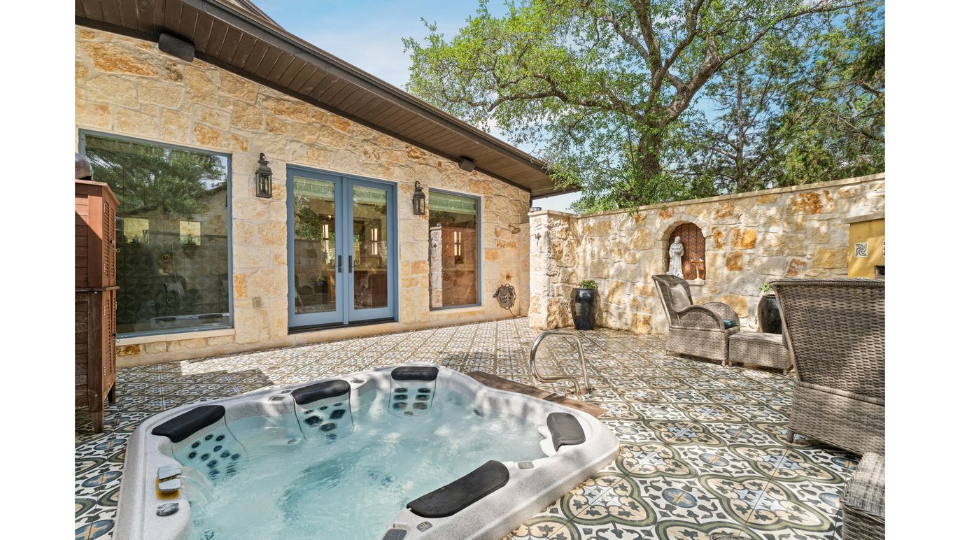 Exterior, Hot Tub