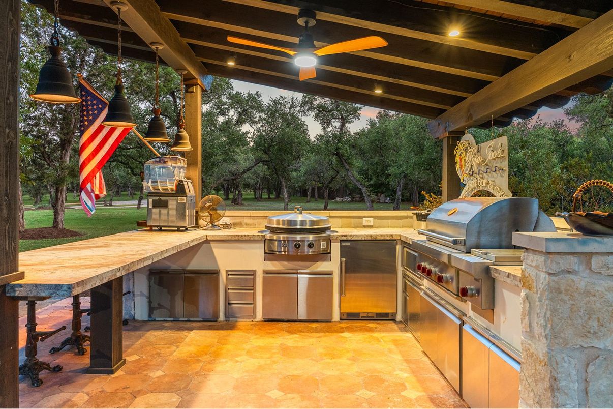 Exterior, Outdoor Kitchen