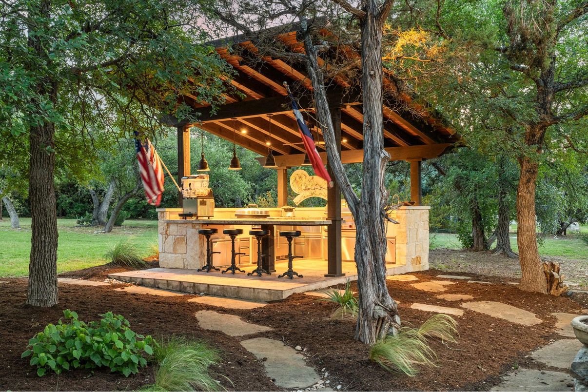 Backyard, Exterior, Outdoor Kitchen