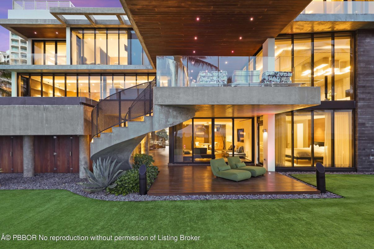 Backyard, Exterior, Facade, Modern