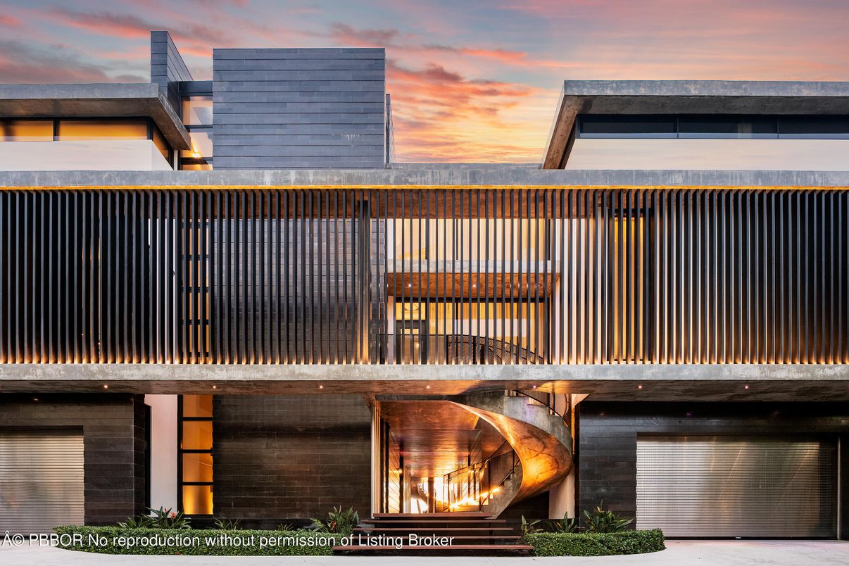 Exterior, Facade, Modern