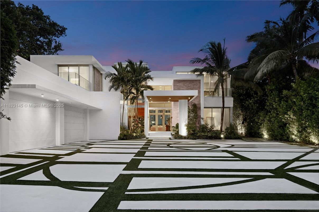 Attached, Backyard, Exterior, Facade, Modern