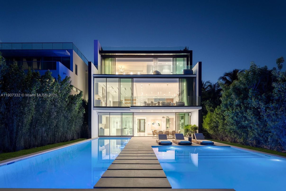Exterior, Facade, Pool, Modern
