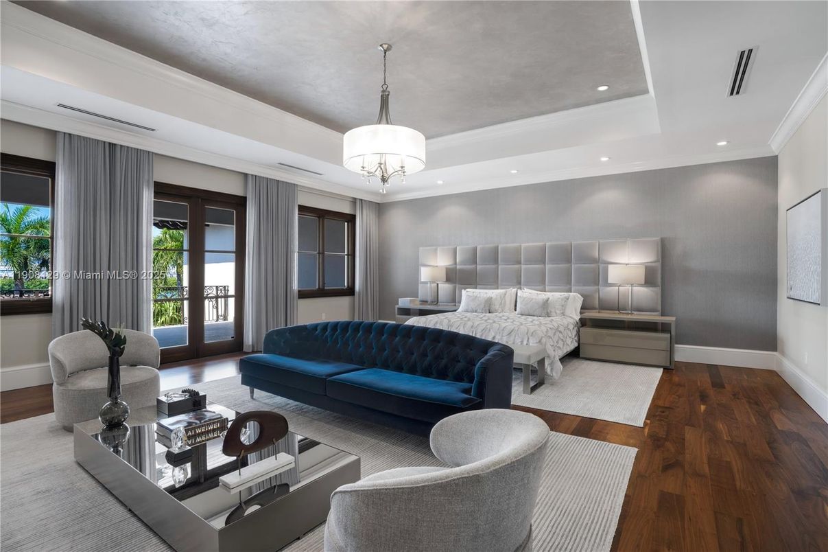 Bedroom, Interior, Living room, Recessed Lighting, Wood Texture Flooring