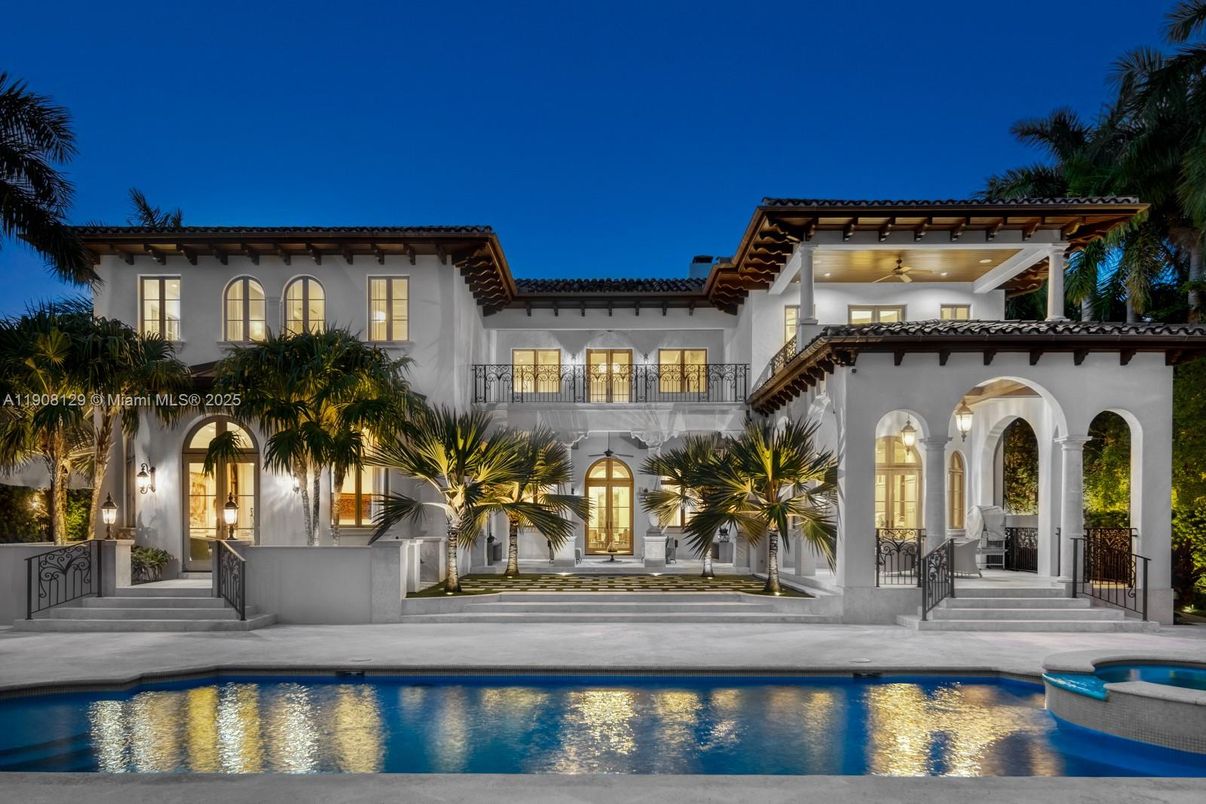 Exterior, Facade, Pool, Mediterranean