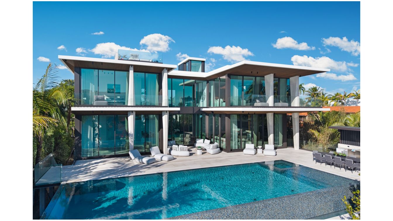 Exterior, Facade, Pool, Modern