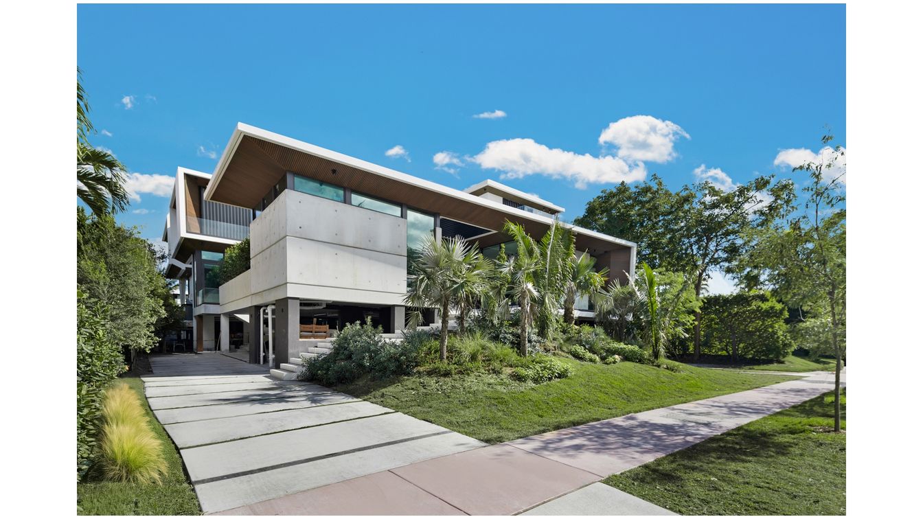 Attached, Exterior, Facade, Modern