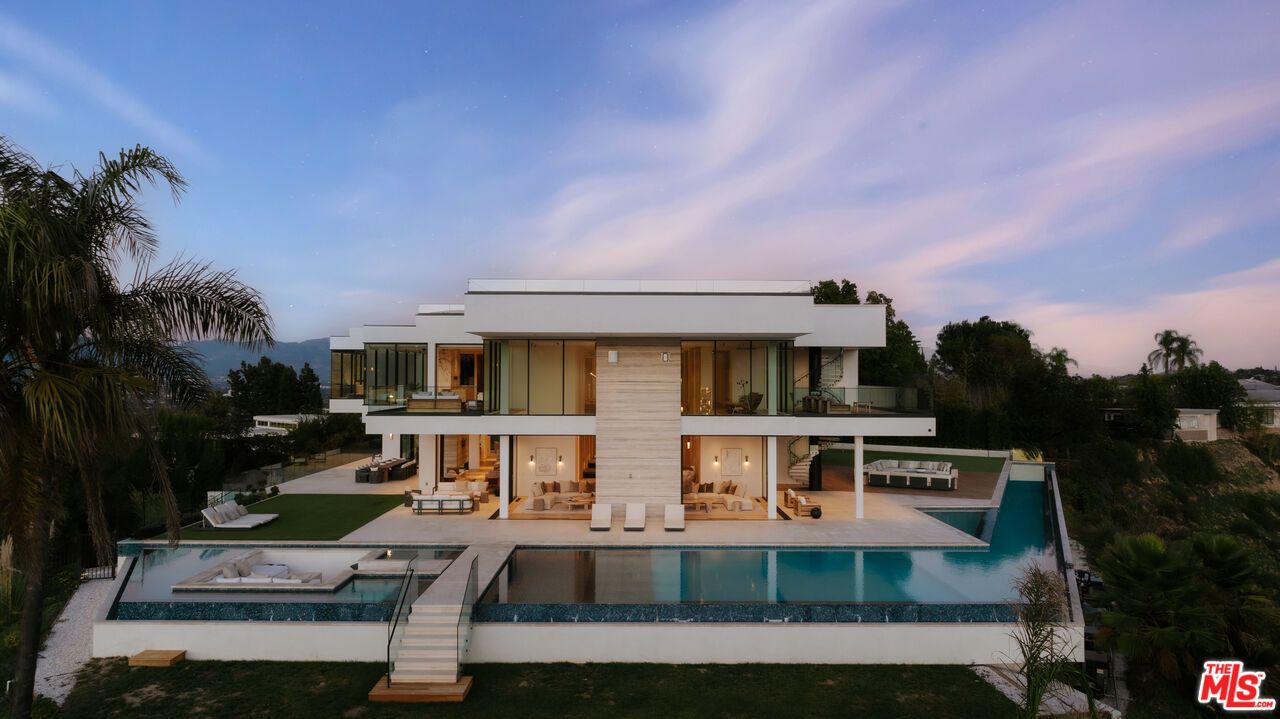 Backyard, Exterior, Facade, Pool, Modern