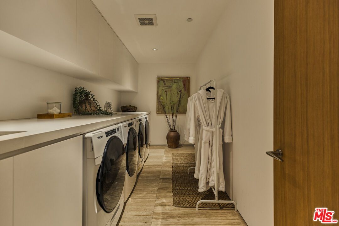 Interior, Recessed Lighting, Washer, Wood Texture Flooring