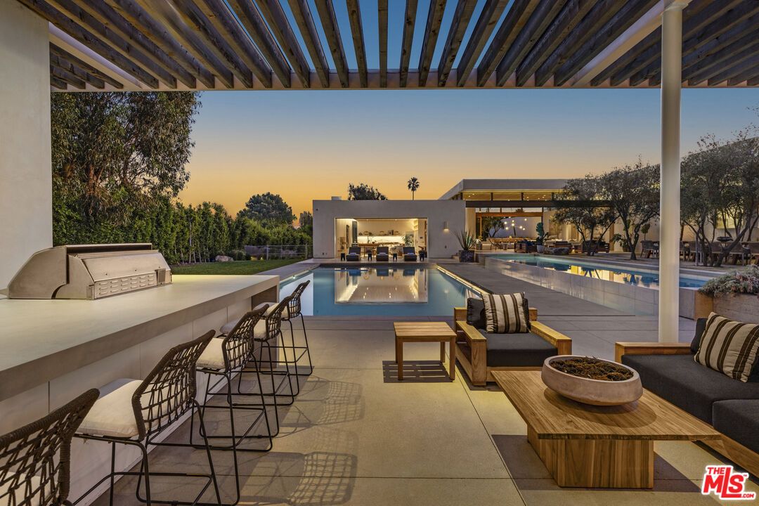 Exterior, Outdoor Kitchen, Pool