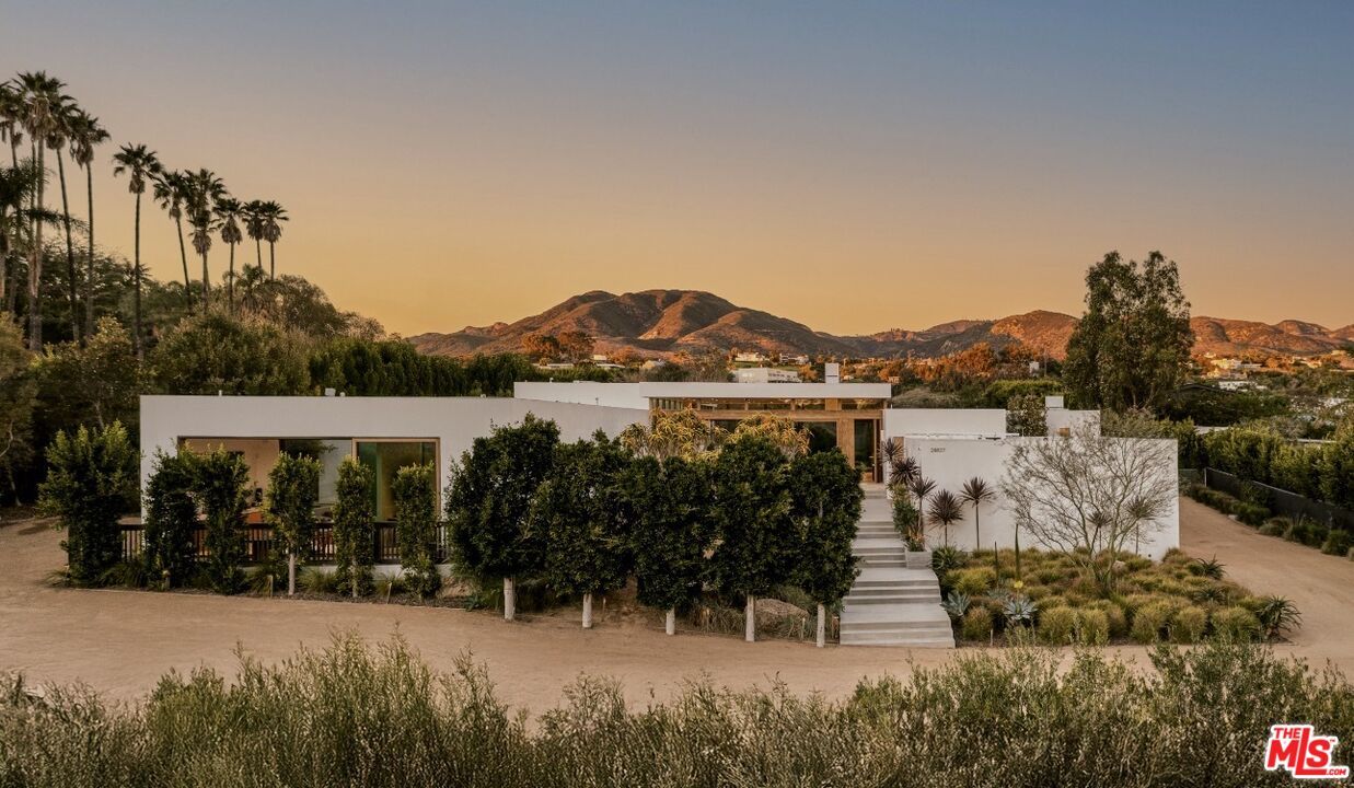 Exterior, Facade, Modern