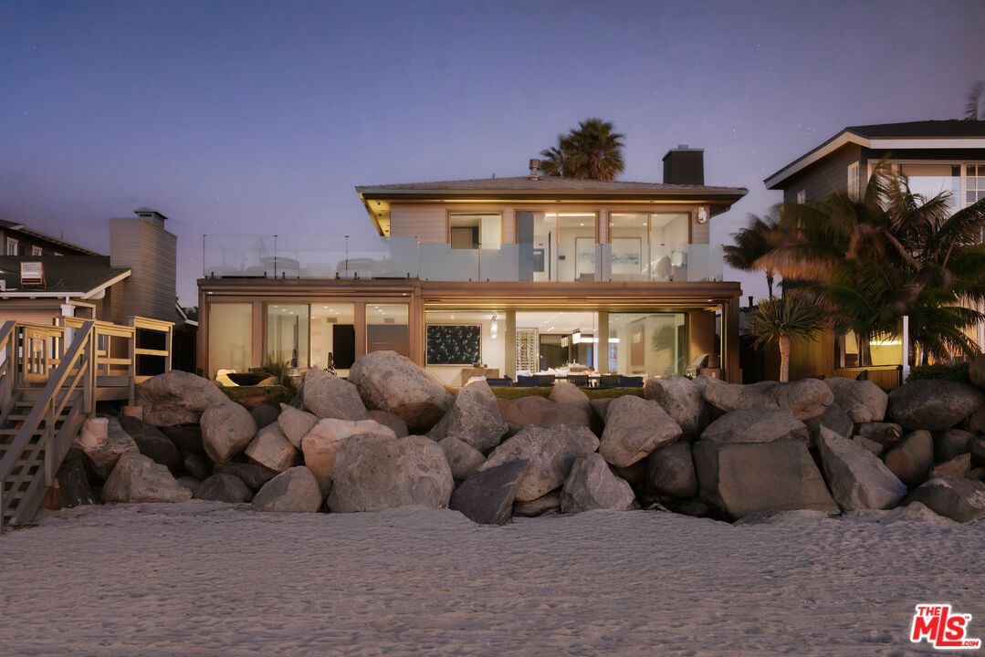 Exterior, Facade, Modern